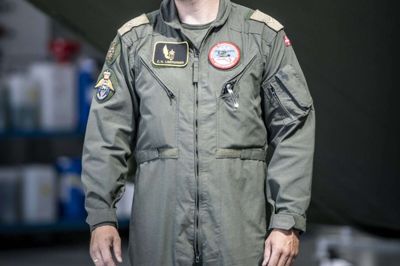 Christian Liebergreen blev uddannet radiooperatør i februar og er ansat i Eskadrille 722, Forsvarets redningstjeneste. Det er et job, som kræver, at fysikken og kompetencerne er i orden. Derfor gennemgår besætningen hvert år nogle svømmetest, blandt andet redning af person i vand samt dykkertest, så alle er »fit for fight«. Foto: Malene Tswai