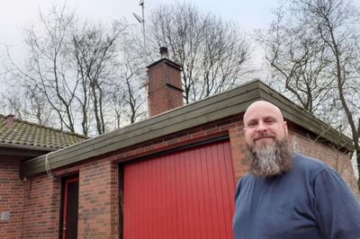 Poul Nielsen har flyttet rundt på sin svy meter høje antenne flere gange for at få en bedre forbindelse til internettet. Nu søger han opbakning hos naboerne langs Hjøllundvej til en ansøgning om fiberbredbånd. Foto: Jesper Wind