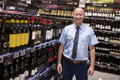 Varehuschefen i Bilka Herning, Mark Jeppesen, der på fredag kan fejre 25-årsjubilæum i Salling Group, er vinelsker med en forkærlighed for franske og italienske vine. Derfor går ferierne ofte til vinproducerende områder i netop disse lande. I år gik turen til Siena i Toscana, og med hjem i bagagerummet var lidt brunello og chianti. Foto: Tom Laursen