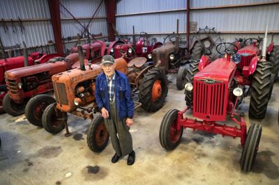 82-årige Svend Søndergaard har så stor en passion for gamle traktorer og landbrugsredskaber, at han har skabt et helt museum til formålet. Samlingen fylder flere maskinhaller, så på dette foto er der kun tale om et lille udsnit af de i alt 47 og en halv traktorer. De kan alle starte og køre. Også den »halve«. Foto: Tom Laursen