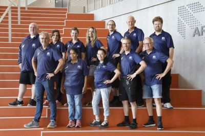 Sportscenter Hernings nye centerleder, Bjarne Pedersen (nederst til venstre), insisterede på at få alle sine 11 medarbejdere med på billedet, for det er først og fremmest en holdindsats at drive Danmarks største indendørs idrætsanlæg. Foto: Henrik Ole Jensen