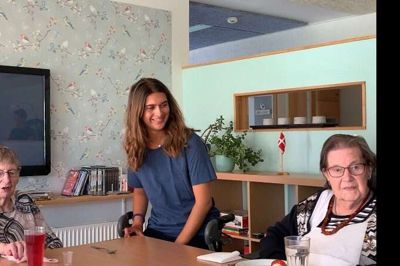 Et fritidsjob i køkkenet på Egvad Plejehjem førte til, at 21-årige Andrea Toksvig Christiansen nu bruger sine sabbatår sammen med blandt andre Meta Overgaard Pedersen og Astrid Nielsen - og at hun overvejer at uddanne sig inden for plejesektoren. Foto: PR-foto