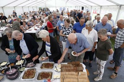 Der var godt med kø til buffeten, hvor seniorerne selv kunne hente deres mad. Foto: Henrik Ole Jensen