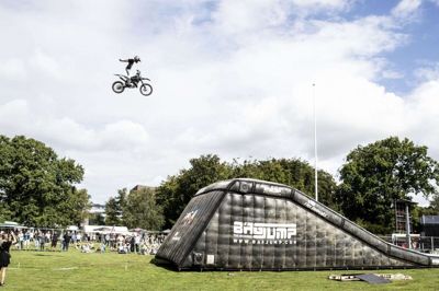 Motocrosskøreren Alex Porsing fra Herning var blandt de første på ramperne lørdag formiddag, hvor en lang dag med show og stunt blev indledt i Sdr. Anlæg. Alex Porsing vil lørdag aften springe over en helikopter med roterende rotorblade i en meters højde. Foto: Tom Laursen