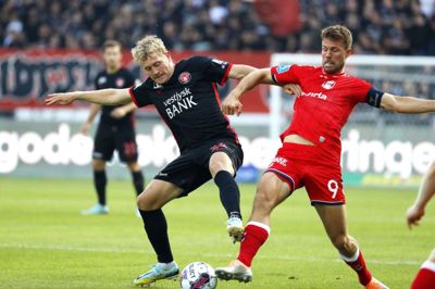 FC Midtjylland måtte bide i det nyanlagte græstæppe, da holdet tabte 0-2 mod AGF på hjemmebane. Foto: Tom Laursen