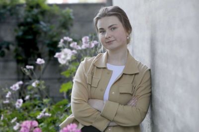 22-årige Cecilie Lund fik konstateret leukæmi som tre-årig. I fem lange år vidste familien ikke, om hun ville overleve. Men for 10 år siden kunne Herning Folkeblad fortælle, at hun var erklæret rask og var blevet udpeget til at sende Team Rynkeby-rytterne af sted mod Paris for at samle penge ind til børnecancerfonden. I dag, 10 år senere, er Cecilie Lund stadig rask og i gang med sygeplejerskeuddannelsen. Foto: Henrik Ole Jensen