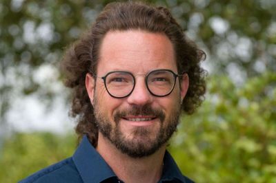 Lau Sørensen fra Det Konservative Folkeparti får frem til 2026 fast plads i regionsrådet i stedet for aarhusianske Nicolai Bang. Han vil gerne arbejde for bedre rekruttering og fastholdelse af personale i sundhedsvæsnet. Foto: Jon Kristensen
