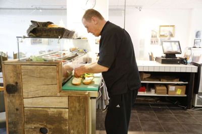 Café Møltrup i Vildbjerg er et af de steder, hvor man har været nødt til at sætte priserne op på mad. Det har dog ikke skræmt kunderne væk. Foto: Henrik Ole Jensen