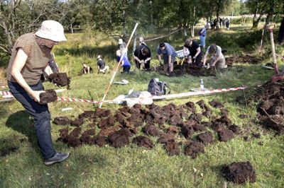 Knudmosen var tirsdag omdannet til forskningsområde, da arkæologer gravede tørv for at blive klogere på, hvordan redskaberne i jernalderen blev slidt. Foto: Tom Laursen