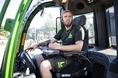 Jakob Møllenberg, maskinfører hos Haderup Skovservice, vandt i sidste uge overraskende DM i udkørsel af træ. Han har kørt med træ siden 2011. Foto: Malene Tswai