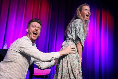 Stand up’era blev lystigt og saftigt leveret af Lars Møller, Lisbeth Kjærulff og pianisten Peter Møllerhøj. Foto: Henrik Ole Jensen