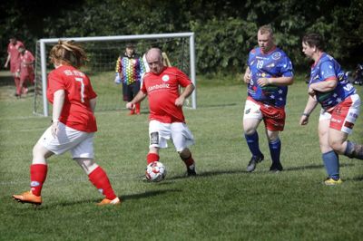 Der blev knoklet igennem på fodboldbanen, da Hammerum IF lørdag eftermiddag holdt »Sommerbold på heden« for syvende gang. Foto: Henrik Ole Jensen