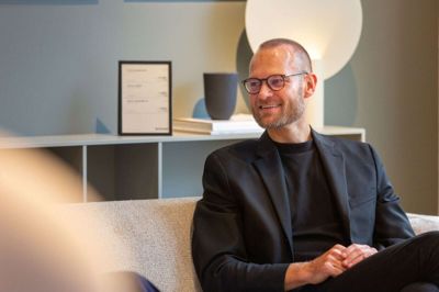 Boconcept-direktør Mikael Kruse Jensen er særdeles godt tilfreds med møbelkædens nye regnskab. Foto: PR-foto