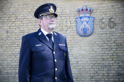 Selv om Ole Mæhlisen går på pension med udgangen af august, er uniformen hans til evig tid. Den er syet specielt til ham, og han må fortsat bruge den, hvis han for eksempel deltager i Flagdag eller ved andre særlige lejligheder. På samme måde vil han også være brigadechef resten af sit liv - og i princippet vil han kunne genindkaldes i tjeneste, hvis der skal mobiliseres de helt store styrker i forbindelse med katastrofer eller krig. Det regner han dog selv for højst usandsynligt. Foto: Malene Tswai