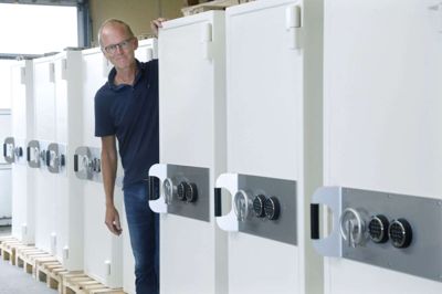 Jef Jefsen, som er en af de tre ejere af Herning Pengeskabsfabrik, er her fotograferet mellem pengeskabe, som vejer cirka 2,6 ton. Foto: Henrik Ole Jensen