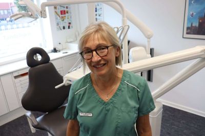 Meta Nørgaard blev børnetandlæge, fordi hun gerne ville gøre det bedre, end da hun selv var til tandlæge som barn. Det er lykkedes. - Jeg hører tit børn, der siger, de glæder sig til at skulle til tandlægen. Det er løn i sig selv. Vi har mange sejre i løbet af dagen, siger Meta Nørgaard. Foto: Michael Holmgaard Christiansen