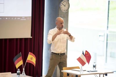 Morten Dilling taler på vegne af Dilling, et Herning-firma, der hvert år sælger undertøj for 100 millioner kroner i Tyskland. Han var derfor den rette til at fortælle om de konkurrencemæssige fordele, der er ved at kunne et fremmedsprog. I dette tilfælde tysk. - Det er så monsterstort et land. Der er så mange handelsmuligheder. Jeg kan ikke understrege nok, hvor vigtigt sproget er, siger han. fo to: Malene Tswai