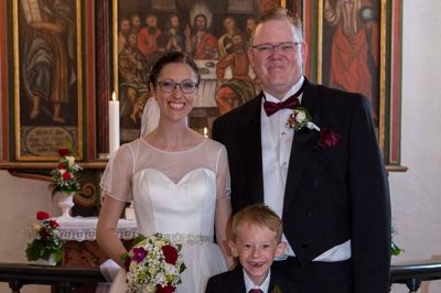 Bettina Bolch Mølgaard og Peter Lund Ellgaard blev viet i Assing Kirke lørdag 25. juni. Parret bor i Kibæk. Foto: jhh fotogÉn, Ejstrupholm