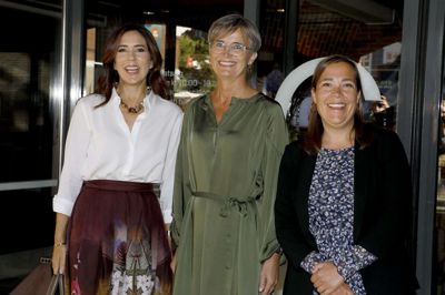 Hendes Kongelige Højhed Kronprinsesse Mary (t.v.) blev ved ankomsten til MCH Herning Kongrescenter budt velkommen af blandt andre Hernings borgmester Dorte West (V) og social- og ældreminister Astrid Krag (S). Foto: Henrik Ole Jensen