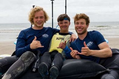 Alle kan surfe og derfor inviteres handicappede nu til gratis surfing ved Waterz i Hvide Sande. Foto: PR-foto