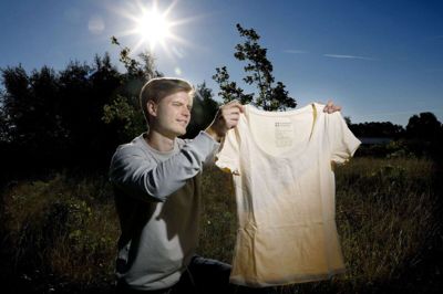 Missionen hos Elemental Coloring er at tilbyde kemikaliefrit basistøj til familier, der ønsker at bære tøj, der er produceret med jordens elementer. Her fremviser Frederik Møller et af produkterne, der er indfarvet med naturlige ingredienser. Foto: Henrik Ole Jensen