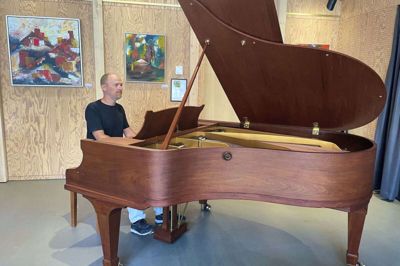 Der er igen velklang i Herning Kirkes Kirkehus på Østre Kirkevej, hvor flyglet er blevet istandsat. På billedet spiller 1. organist Jesper Thimsen på instrumentet. Foto: Herning Kirke