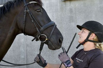 28-årige Rikke Søndergaard har haft hest i halvdelen af sit liv. For tre år siden købte hun Sorte, som hun står med her. Foto: Lars Rasborg