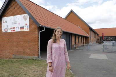 Naja Falsig, skoleleder på Haderup Skole, glæder sig over det nye skolekøkken, som kan bruges til flere forskellige ting - blandt andet undervisning i naturfag. Foto: Henrik Ole Jensen
