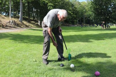 93-årige Folmer Pedersen har været med i Ejstrupolms krolfklub i otte år. Han er ikke blevet for gammel til at dyrke motion. Foto: Michael Holmgaard Christiansen