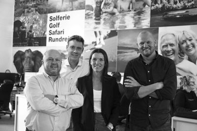 Fra venstre ses Peder Hornshøj (direktør og medejer af Bravo Tours), Martin Bisp (direktør og ejer af Top Tours), Gitte Søndergaard (kommerciel direktør og medejer af Bravo Tours) og Mads Bygballe Christiansen (bestyrelsesformand og medejer af Bravo Tours). Foto: PR-foto