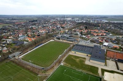 Vildbjerg i droneperspektiv. Urbaniseringen vil fortsætte frem mod 2050, forudser Kristian Olesen, lektor i byplanlægning. Derfor skal kommunens byplanlæggere være gode til at planlægge strategisk, hvad der skal ske af udvikling og afvikling i de enkelte kommuner. Foto: Tom Laursen