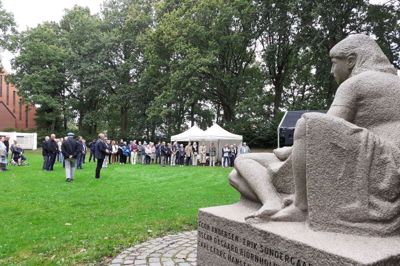 Omkring 80 tog del i Flagdagen i Mindeparken. De fleste var ældre veteraner, der havde deres blå baretter med fra deres tid som FN-udsendte. Foto: Jesper Wind