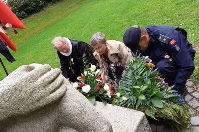 Flagdagen sluttede med kransenedlæggelse, et minuts stilhed, trompetfanfare og fællessang. Fra venstre er det biskop Henrik Stubkjær, borgmester Dorte West (V) og Christian Rosgaard, sektionschef ved Beredskabsstyrelsen Midtjylland. Foto: Jesper Wind
