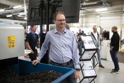 Klaus B. Ørskov - mellem metalspåner og messegæster - kunne atter trække over 500 besøgende til »Spånligaen«. Foto: Malene Tswai