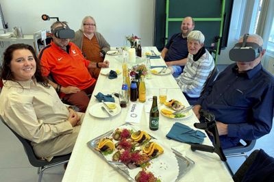 Normalt sidder de hjemme i hver sin stue med hver sit sæt VR-briller på og sammen oplever spændende steder fra hele verden. I denne uge mødtes fire af deltagerne i Herning Kommunes hjemmeplejes VR-projekt for første gang fysisk, da de spiste frokost sammen på Aktiv Centret i Herning. Fra venstre er det Kristina Bindesbøll, distriktsleder i hjemmeplejen, Palle Frost Mortensen, Anita Juhl Wolf, projektmedarbejder Christian Lindholt, Karen Bank og Iver Peter Hansen. Foto: Kenneth Meinby Sørensen