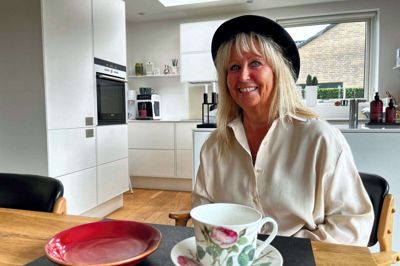 June Hede fra Herning har ikke mange engelske ting i sit danske hjem, men en bowlerhat af mærket Harry Briton og dele af et klassisk, engelsk testel er dog inden for rækkevidde. Den 65-årige sygeplejerske er britisk statsborger - og ligesom sine engelske landsmænd er hun i sorg over dronning Elizabeths død. Foto: Bo Lundgaard