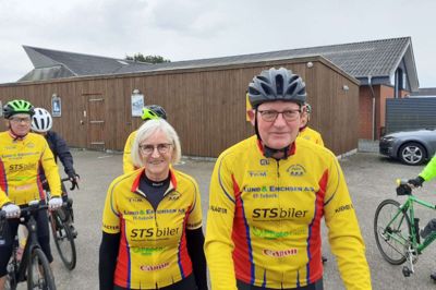 Jørgen Bylov og Tove Amtoft med onsdagens hold af standhaftige motionister, der trodsede dårlige vejrudsigter. 17. september står Tjørring Cykel Motion bag den 23. udgave af Herning-Løbet, der er sæsonens sidste store motionsløb i det midtjyske. Foto: jesper Wind