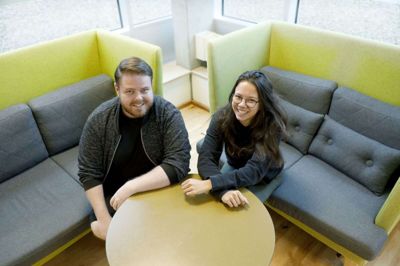 Mikkel Scriver og Mariya Van Geyzel er talspersoner for den gruppe af pædagogstuderende, som netop nu er ved at lave et samskabelsesprojekt sammen med Hyldgårdsskolen og Grønneparken. Foto: Henrik Ole Jensen