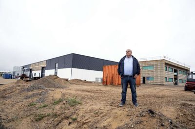 Acupanels er i gang med en over 6500 kvadratmeter stor udvidelse i Aulum. Direktør Karl Nielsen forventer, at det vil mere end fordoble produktionen. Foto: Tom Laursen