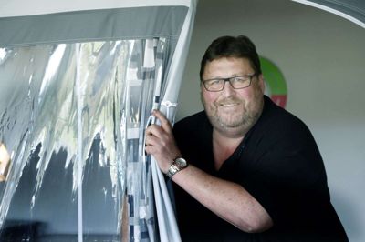 Før Søren Kure Olsen fik amputeret sit andet ben, spiste han masser af smertestillende piller. I dag spiser han slet ikke piller mere, og den daglige dosis insulin for hans diabetes er blevet kraftigt nedsat. Faktisk har han det bedre, end han har haft det i mange år. Foto: Henrik Ole Jensen
