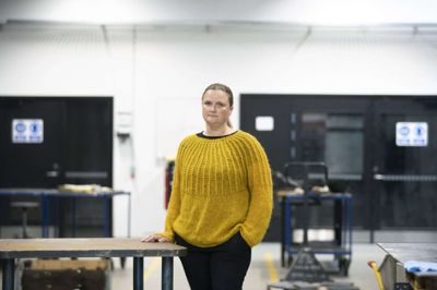 Smedeafdelingen hos Herningsholm Erhvervsskole er blevet ny hjemmebane for Anne Tornøe Therkildsen, når hun ikke er på lærepladsen hos Siemens Gamesa. Foto: Malene Tswai