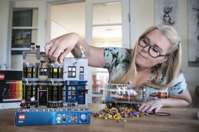 Derhjemme kan Ida Thylstrup godt lide bare at bygge ud fra en manual - som Harry Potter-gaden her, men i Lego Masters skulle hun selv finde på designet sammen med sin makker. Foto: Tom Laursen