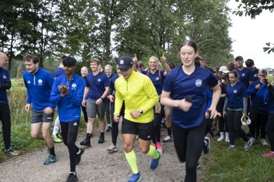 3, 2, 1 - go! Efter en kollektiv nedtælling tager højskoleeleverne hul på 24 timers velgørende motion. Foto: Malene Tswai