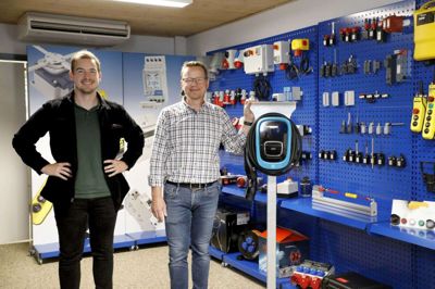 Direktør Torben Pilgaard (t.h.) og Eltecos yngstemand, Daniel Jensen, skal på CO2-kursus. Foto: Henrik Ole Jensen