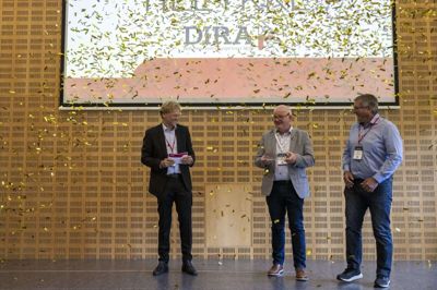 Jacob Kjeldsen (t.v.) branchedirektør hos Dansk Industri (t.v.) fik smilene frem hos John Sandholm og produktionschef Per Nielsen (t.h.), da Palsgaard Spær snuppede Automatiseringsprisen 2022. Foto: MCH/Lars Møller