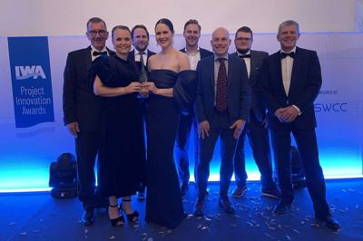 Konfettien flød også ved vandkongressen under medaljekåringen. Her er det - fra venstre mod højre - Niels Møller, Didde Stenholt, Casper Sjøstedt Jellesen, Anna Grudinina, Morten Kristensen, Carsten Juel Andersen, Anders Vittrup og Benny Nielsen. Foto: PR-foto