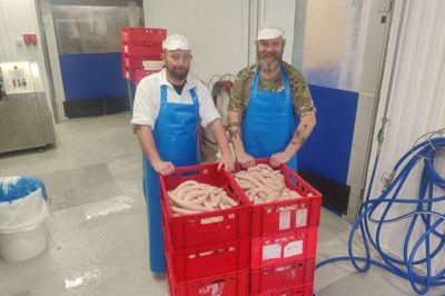 Christian Holkgaard Christensen (t.h.) og Nicolaj Knuisgaard Sørensen ejer Slagter Sørensen & Co., der har produktion i Videbæk. Omkring uge 44 åbner de også en slagterbutik på adressen. Foto: Mette Christensen