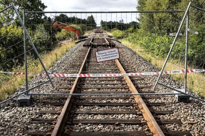Der er kommet yderligere hegn op ved det kollapsede jerbanespor, hvor dæmningen skyllede væk under det voldsomme skybrud 27. august, efter at Banedanmark er begyndt det omfattede genopretningsarbejde. Foto: Tom Laursen