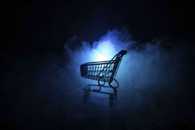 Lyset i butikkerne i Vildbjerg vil fremover være slukket, når der ikke er åbent - i hvert fald i oktober. Foto: Adobe Stock