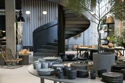Ikast-firmaet har bygget til på Industrivej. Der kom blandt andet en tilbygning på 2200 kvadratmeter færdig, så at alle designvirksomhedens danske medarbejdere nu er på samme lokation. Foto: Malene Tswai